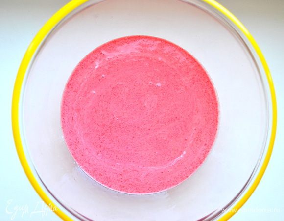 -Клубнику, малину, сахар, йогурт измельчить в блендере в однородную массу. Процедить через сито