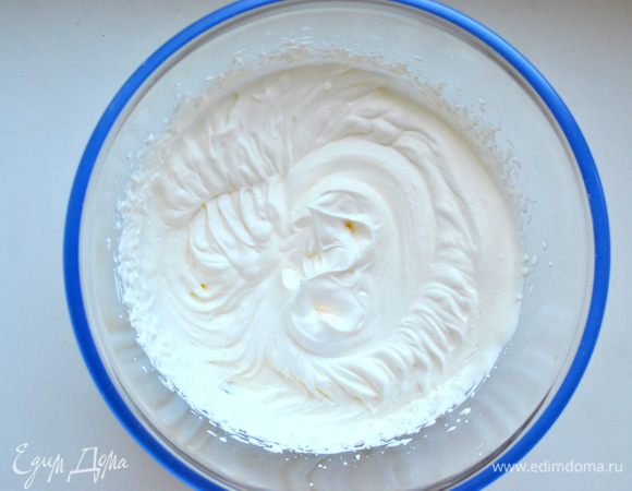 -Сливки взбить до устойчивых пиков, убрать в холодильник