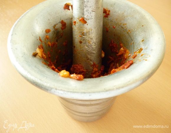 Чеснок почистить,вяленые помидоры мелко нарезать и измельчить до однородной пасты.Я измельчила с помощью ступки.