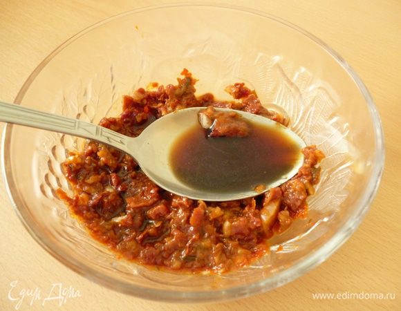 Добавить лимонный сок и соевый соус,перемешать