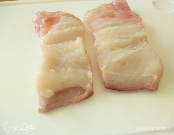 Филе сома нарезать на порционные куски