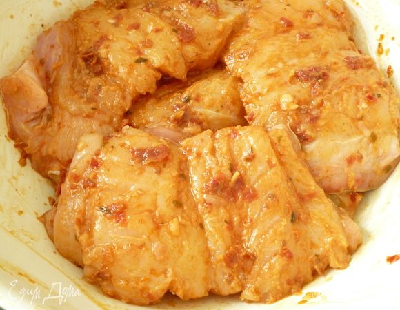 Каждый кусок хорошо натереть приготовленной смесью,сложить в отдельную посуду,закрыть крышкой и поставить в холодильник на 1-2 часа (можно и на ночь)