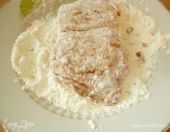 Достать посуду с рыбой из холодильника,каждый кусок рыбы хорошо обвалять в муке