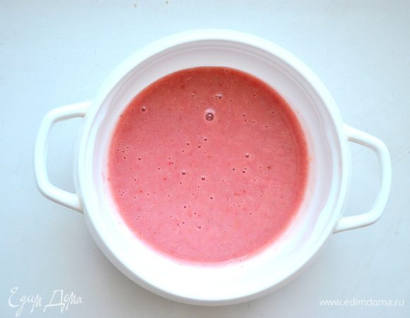 -Листовой желатин замочить в холодной воде на 10 мин. От измельченной в блендере йогуртовой смеси отделить около 70 г и добавить в нее желатин, поставить на огонь, прогреть, помешивая, до полного растворения желатина