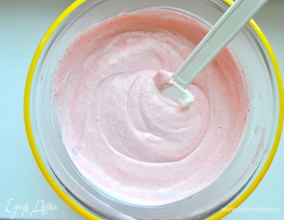 -Затем вмешать в оставшуюся йогуртовую массу и аккуратно ввести сливки (сначала добавить 1/ 3 сливок, аккуратно перемешать сверху вниз, затем добавить таким же образом остальные сливки).Масса должна получиться однородной, без комочков. Выложить массу в форму на корж и убрать в холодильник до полного застывания (минимум на часа 3).