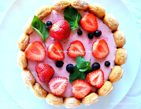 Перед подачей украсить ягодами. 