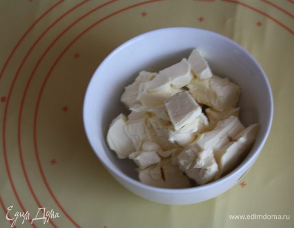 Немного про тесто. Тесто это не обычное слоеное, а наоборот, т.е. мы не масло "запечатываем" в тесто, а тесто в масло. За счет этого тесто получается не таким мягким и более сухим, что нам и нужно. Рецепт от Пьера Эрме. Идеально для таких тортов и мильфеев, в общем, для все пирожных, которые сразу не съедятся. Тем более мы его будем карамелизовать, чтобы оно не размокло. Можно взяь и обычное слоеное, даже покупное.. но я решила все сама сделать,"наши руки не для скуки")). Выход теста 600 г
Масло нарезаем небольшими кубиками, кладем в миску или тарелку.