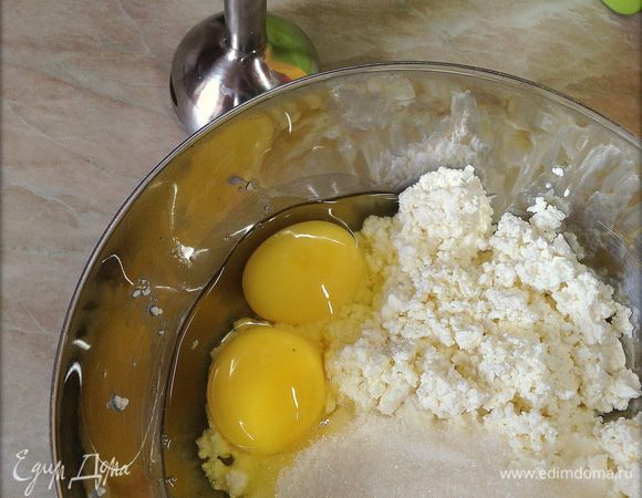 Смешать творог, яйца, сахар, ваниль. Я смешиваю погружным блендером, что бы разбить крупинки зернистого творога