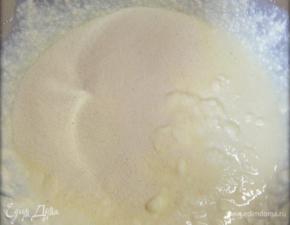 Добавить манку, тщательно перемешать. Отставить минут на 20

