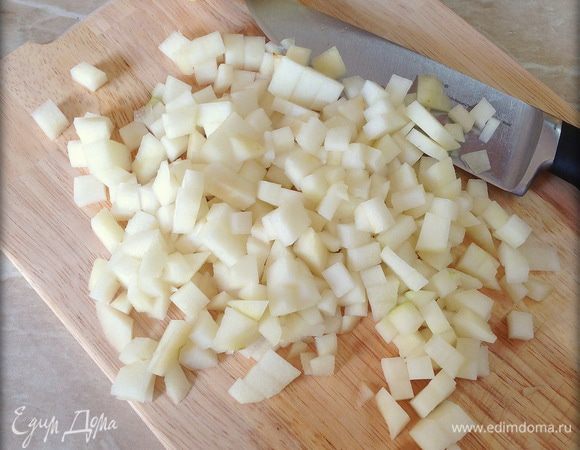 Грушу почистить, нарезать мелкими кубиками. Если планируете делать украшение, стоит оставить половинку груши