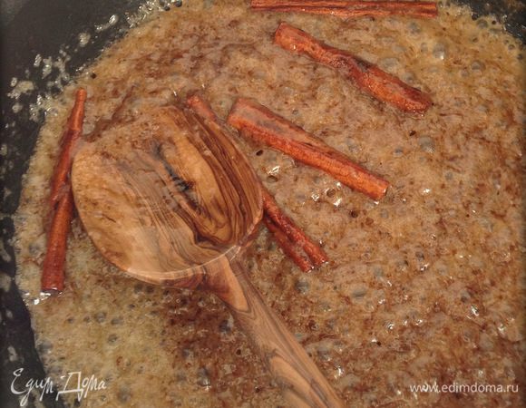 В сотейнике разогреть сливочное масло, добавить сахар, палочки и порошок корицы