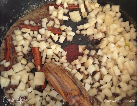 Высыпать в сотейник нарезанные груши, тушить регулярно помешивая минут 10-15, пока груша не станет мягкой. Остудить