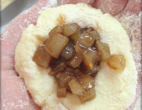 Порцию теста обвалять в муке, сформировать лепешку, в центр положить начинку, сверху залепить, придать сырнику форму и обжаривать с двух сторон до полной готовности