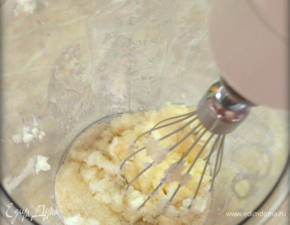 Пока сырники жарятся делаем соус. В емкости смешать сыр, сахар, масло и молоко