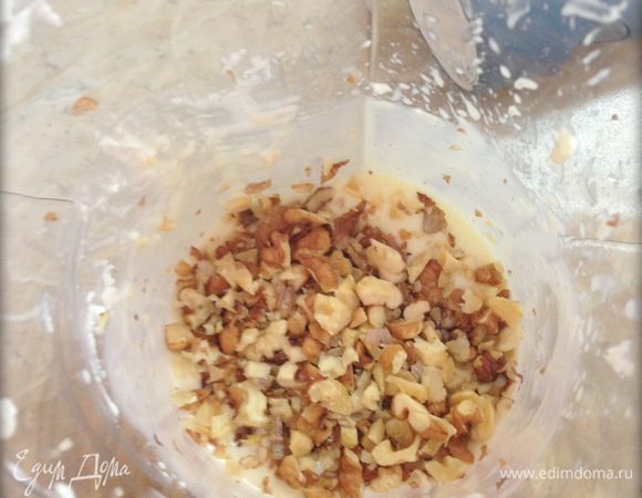 Добавить горсть измельченных орехов, перемешать, поставить в холодильник минут на 10