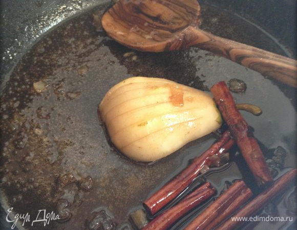 При желании можно сделать украшение для блюда. В сотейник с остатками соуса от карамелизации добавить пару ложек алкоголя, положить подготовленную половинку груши и тушить до готовности