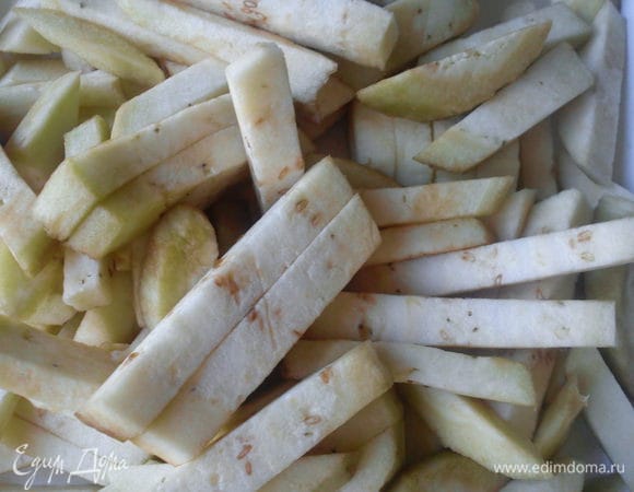 Баклажаны очистить и нарезать брусочками