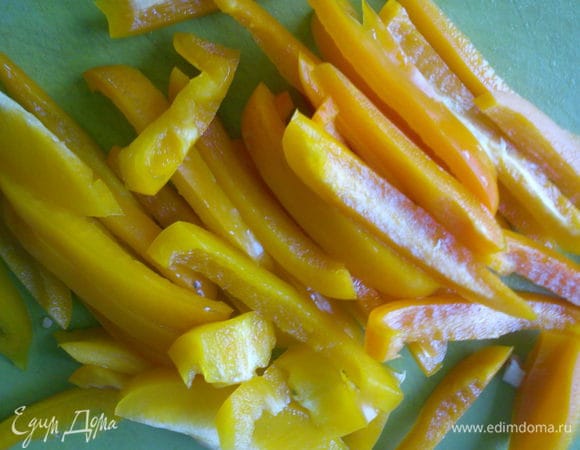 Перец нарезать соломкой