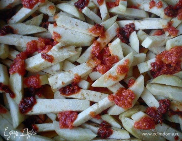 Форму для выпечки смазать маслом и разложить на нем перец. Сверху разложить баклажаны, посолить и сбрызнуть маслом. Полить аджикой