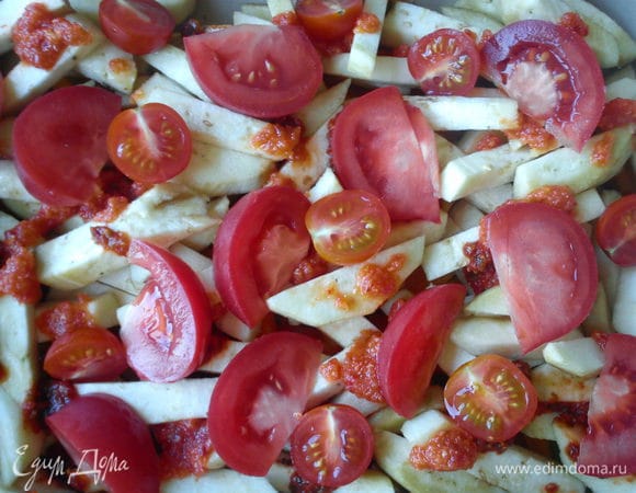 Помидоры нарезать кубиками и выложить на овощи. Запекать при 200С 20 минут
