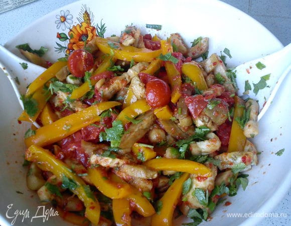 Выложить в салатник, посыпать измельченной зеленью и перемешать