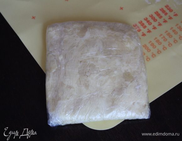 Вымешиваем до однородности. Кладем пищевую пленку, на нее формируем из теста пласт размером 7*7 см, заворачиваем его в пленку и в холодильник на 1 час.