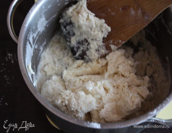 Потихоньку струйкой вливаем нашу воду с уксусом и начинаем замешивать.  Тесто начнет отходить от стенок, это нам и нужно. Вода может понадобиться не вся. Замешиваем мягкое тесто, при необходимости добавляя муку.