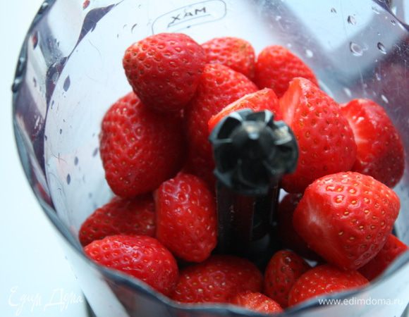 Тем временем можно заняться кремом. Клубничный крем, как и тесто готовится за день до сборки. Клубнику измельчить в блендере.