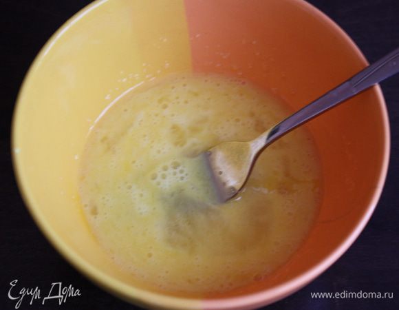 Яйцо и желтки взбить с сахаром вилкой.