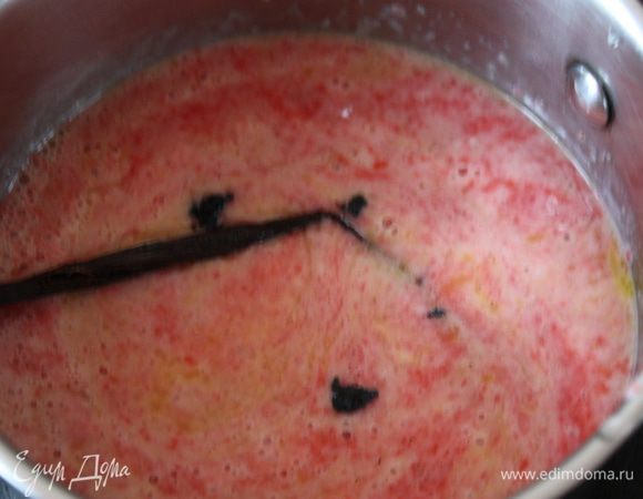 В небольшую кастрюлю выложить клубничное пюре, добавить желтковую массу. стручок ванили (предварительно разрезать, ножом выскоблить семена и положить их к пюре) и поставить на небольшой огонь. 