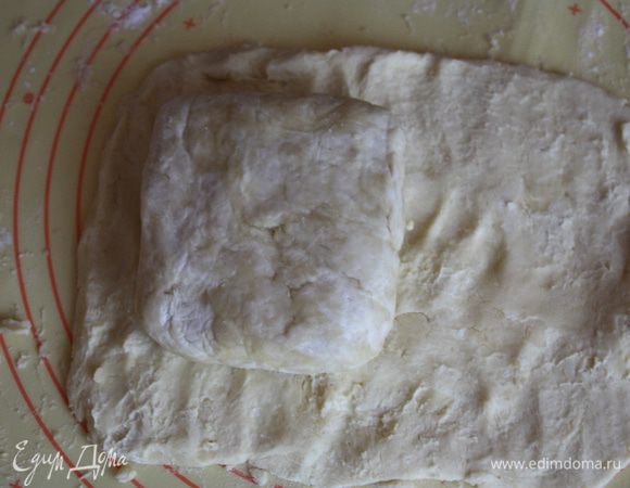 Вернем к тесту. достаем оба пласта. Масляный кож раскатываем немного, кладем с краю второй пласт и накрываем, защипываем все края.