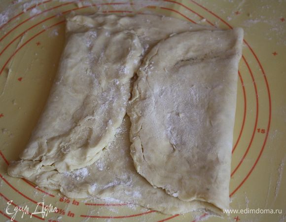 Складываем обе стороны к серединке.