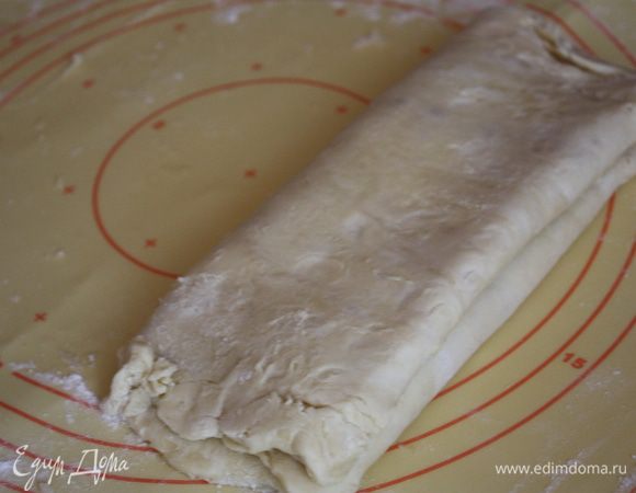 Складываем вдвое, заворачиваем в пленку и на 1 час в холодильник.