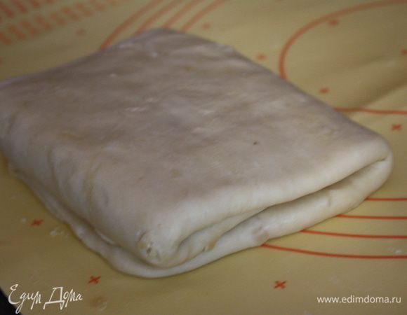 И наконец, в последний раз достаем, раскатываем в длину и сворачиваем втрое. убираем в холодильник или морозилку. Хранится до 48 часов так. перед употреблением дать полежать хоть 3 часика.