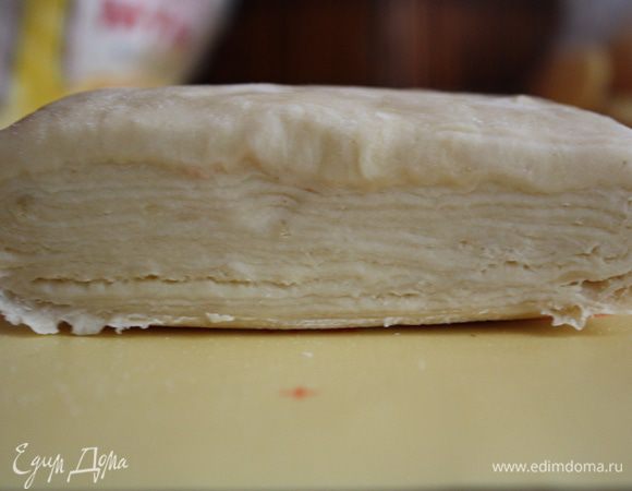 Вечером достаем наше тесто, делим на 2 части. посмотрите какое слоистое!!!