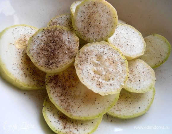 Пересыпаем солью, перцем и перемешиваем руками...