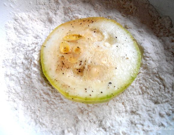 Обваливаем в муке каждый кружок.