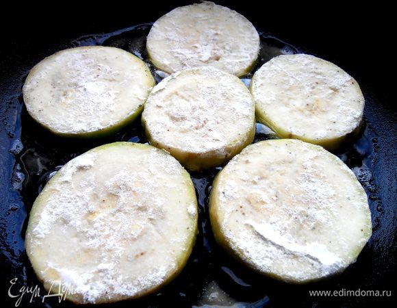 И кладём в разогретое масло... Масла в этом рецепте уйдёт много!