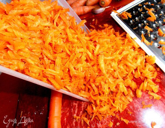 В это время морковь натираем на тёрке... любой, на этот раз решила на крупной, не мельчить)))