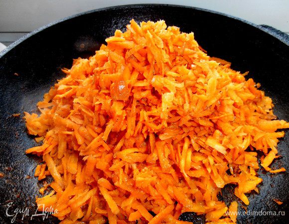 Отправляем в сковороду после обжаривания всего кабачка... Опять подливаем масло...