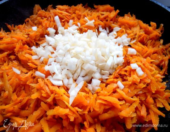 Добавляем репчатый лук...