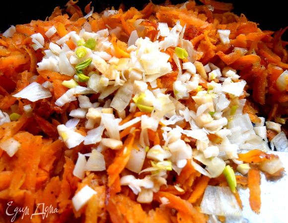 Чеснок измельчаем и добавляем... Можно только чеснок..., без лука!