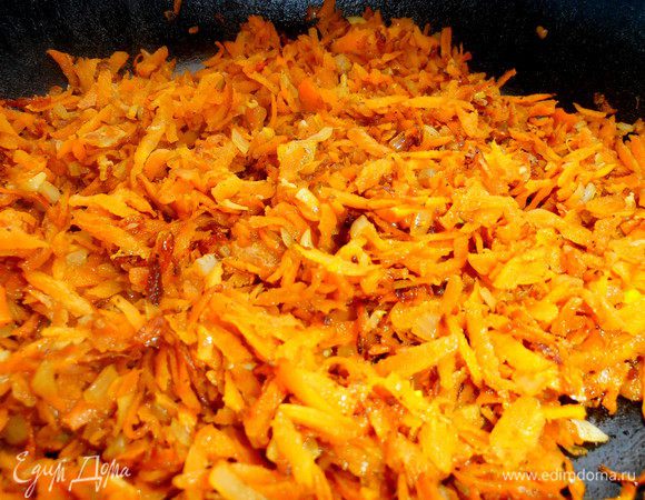 Обжариваем до готовности, следя за тем, чтобы морковка не пригорела!