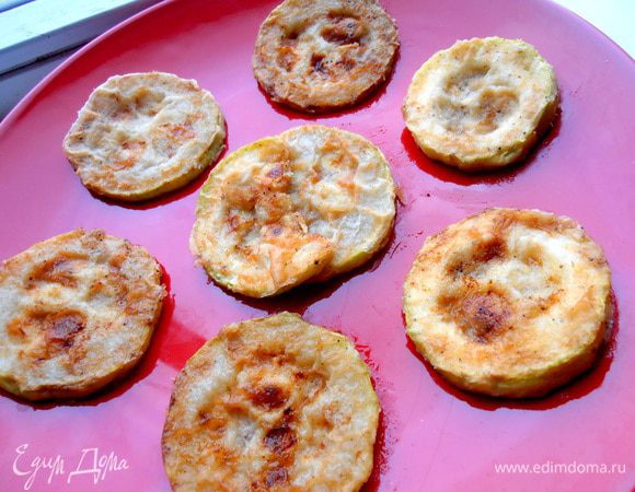 Начинаем сборку блюда! Первый слой-кабачки...