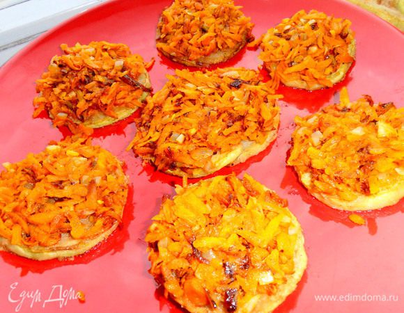 Второй-морковная начинка..., которую аккуратно прижимаем вилкой.