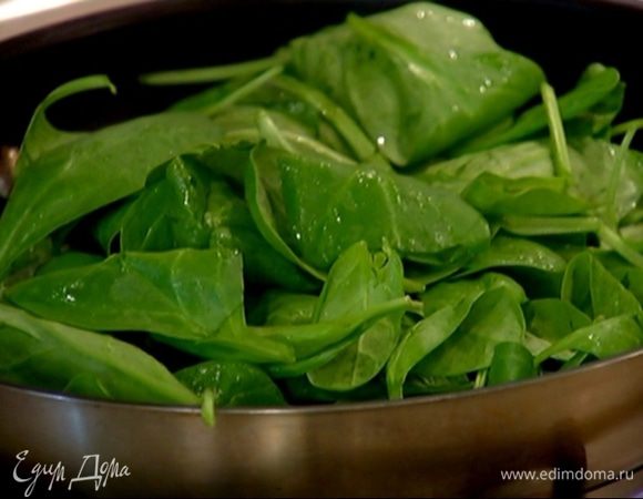 Разогреть в сковороде 2 ст. ложки оливкового масла, добавить чеснок и шпинат и, периодически помешивая, прогревать, пока шпинат не поплывет.