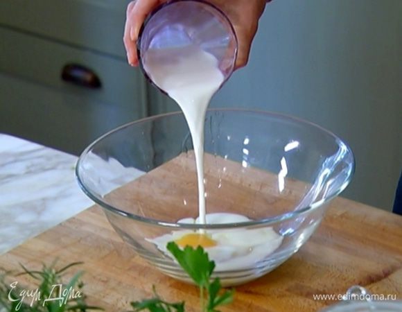 Яйцо соединить с молоком и оставшимся оливковым маслом, все перемешать.