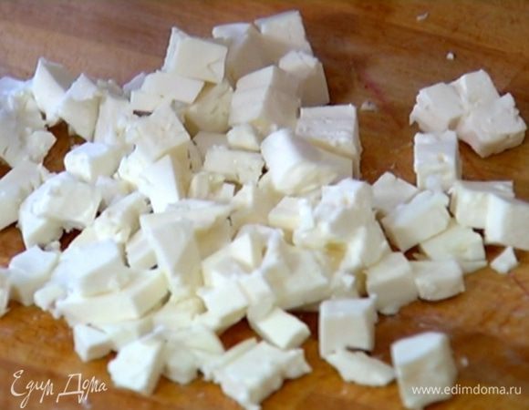 Фету нарезать небольшими кубиками.