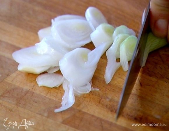 Зеленый лук тонко нарезать.