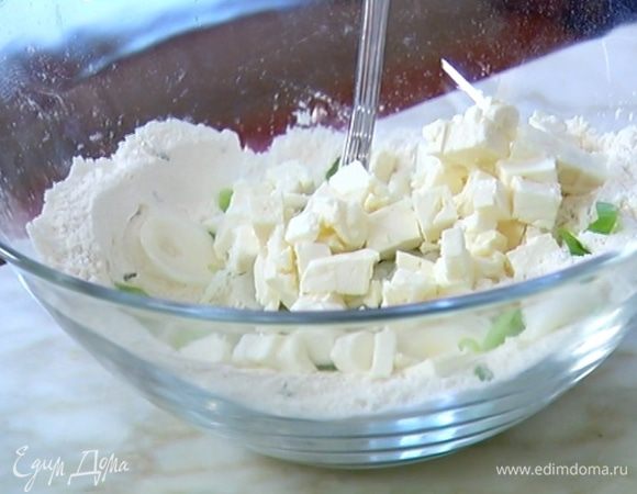 Муку соединить с разрыхлителем, солью, добавить фету, лук, листья тимьяна, перемешать.